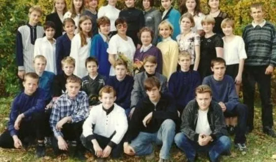 Школьное фото Леонида Бичевина (нижний ряд, второй справа)