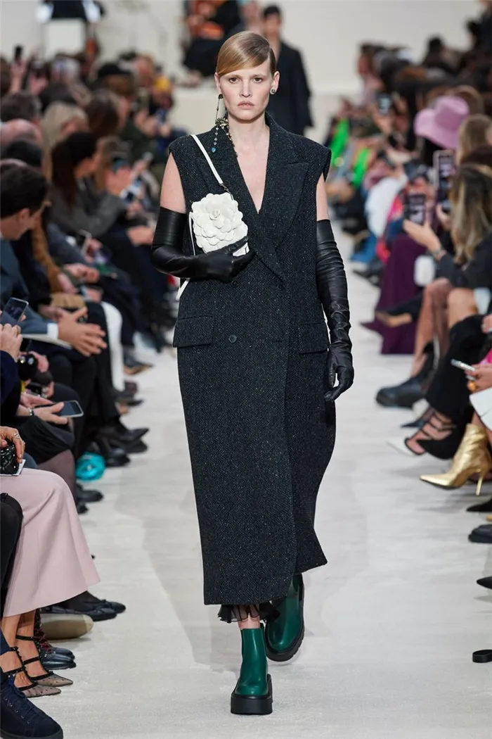 Модное пальто без рукавов осень-зима 2020-2021 из коллекции Valentino