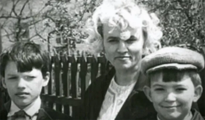 Евгений Дятлов с мамой и младшим братом