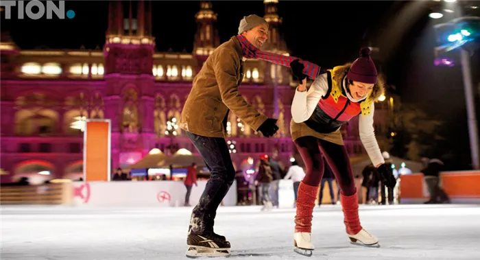 Парень с девушкой катаются на коньках