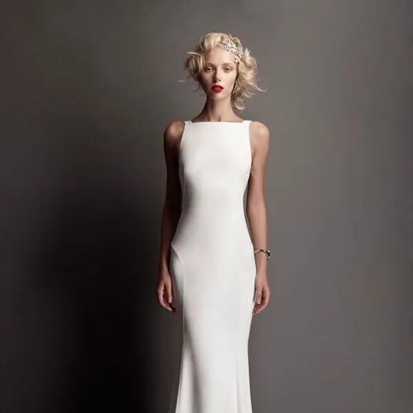 Белое закрытое прямое свадебное платье