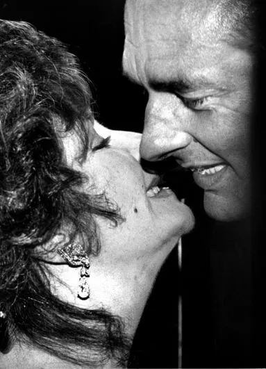Эйлизабет Тейлор целует мэра Парижа Жака Ширака на благотворительном ужине в поддержку исследований СПИДа, 1985 год.