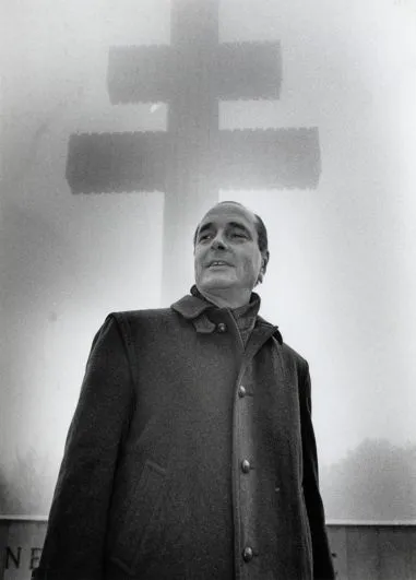 Жак Ширак посещает могилу бывшего президента Франции Шарля де Голля в Коломбэ-ле-Дёз-Эглиз, 1985 год.