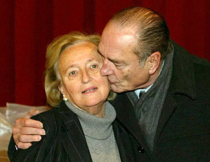 Жак Ширак целует свою супругу Бернадетт после ее победы в качестве кандидата в первом туре местных выборов во Франции, 2004 год. 