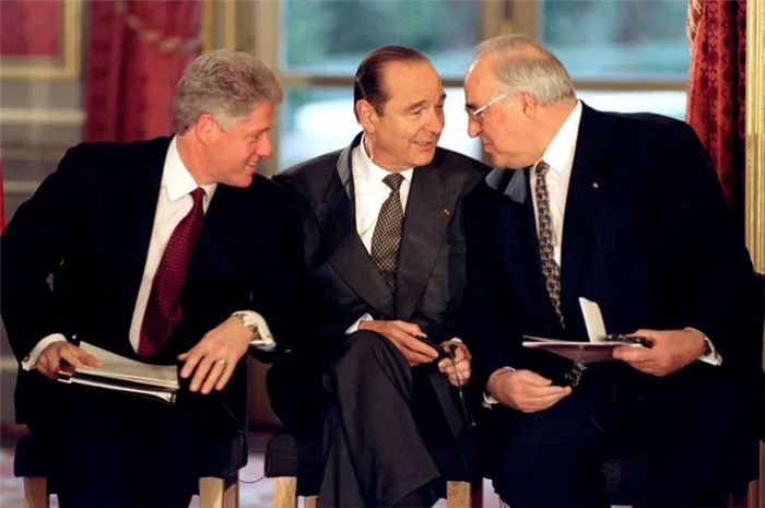 Президент США Билл Клинтон, президент Франции Жак Ширак и канцлер Германии Гельмут Коль на подписании Дейтонского мирного соглашения в Елисейском дворце в Париже, 14 декабря 1995 года.