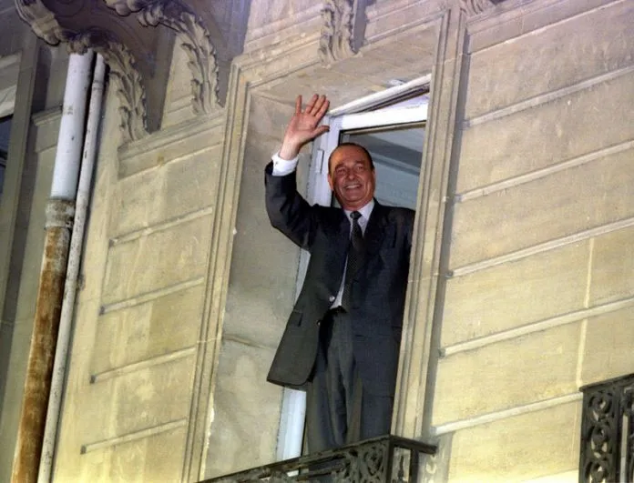 Жак Ширак на балконе своего избирательного штаба в Париже после того, как он побеждает на выборах президента, 7 мая 1995 года.