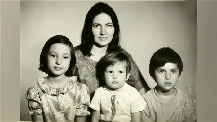 Людмила Проханова с детьми