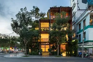 Джунгли в городе: во Вьетнаме построили офис с фасадом из кубов, покрытых садом из растений
