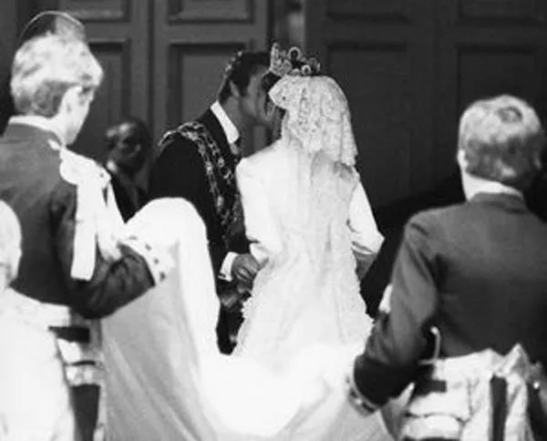 Свадебный поцелуй короля Карла Густава и Сильвии