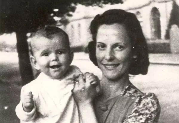 Маленькая Сильвия с матерью