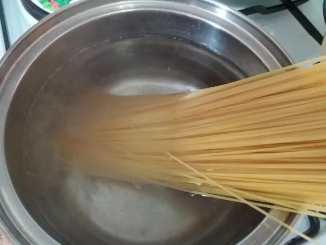 Кладем в кипящую воду спагетти