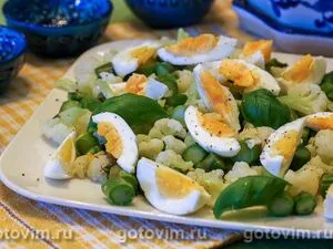 Салат из спаржи с цветной капустой и яйцом