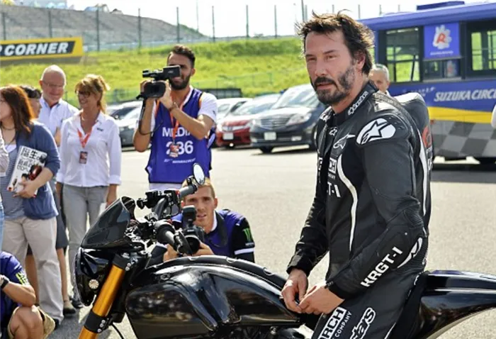 Актер Киану Ривз на мотоцикле