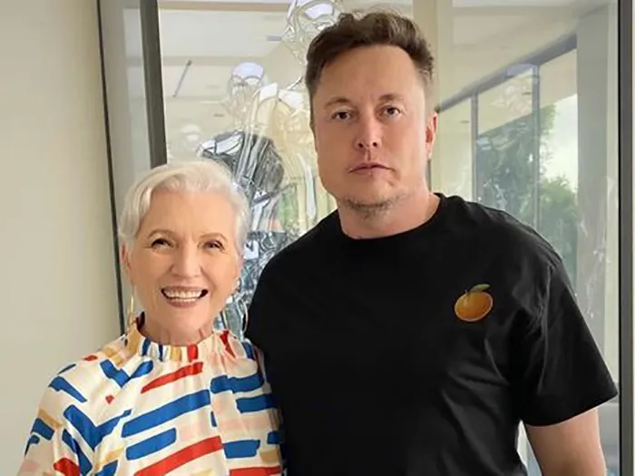 Илон Маск с матерью.