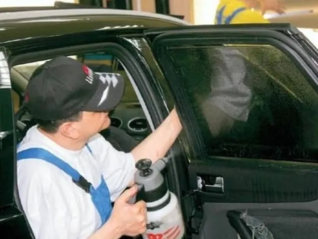Уксус распыляют на стекла автомобиля и оставляют его на сутки. Это способствует выводу неприятного запаха