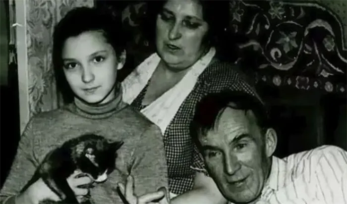 Олеся Железняк в детстве с родителями