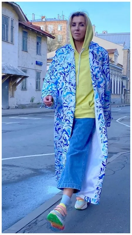 Светлана Бондарчук в синем костюме
