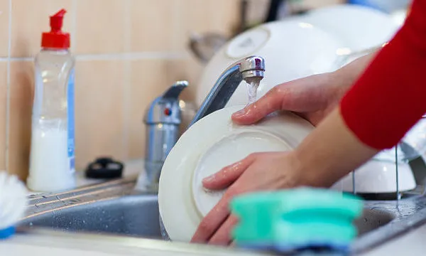 8 способов применения жидкости для мытья посуды, о которых вы не догадывались