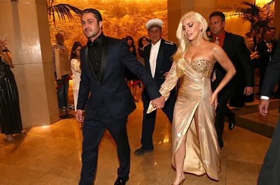 Тейлор Кинни и его невеста Леди Гага