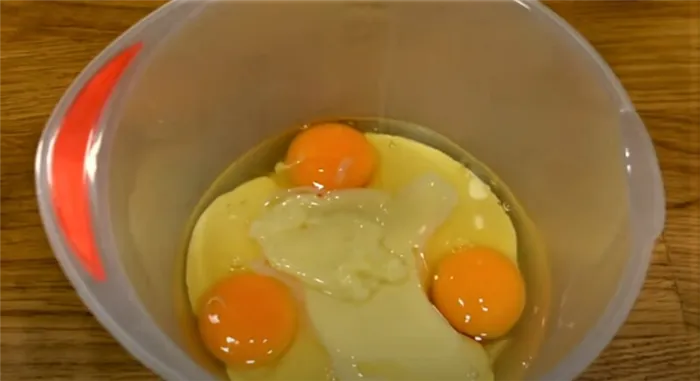 яйца и сгущенное молоко