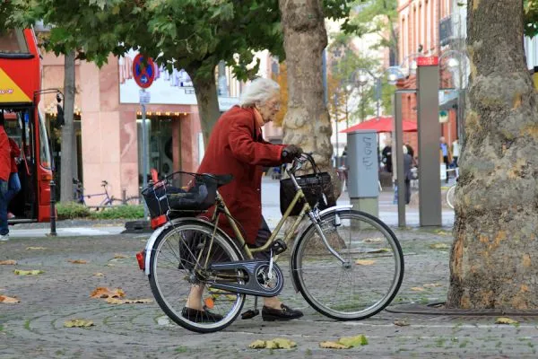 Жанна Кальман катается на велосипеде