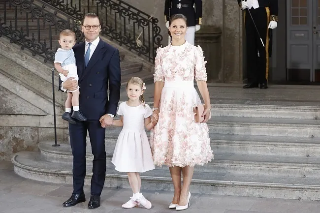 Кронприцнесса Виктория с мужем Даниэлем Вестлингом, герцогом Вестергётландским, и детьми принцессой Эстель и принцем Оскаром, 2017 фото № 4