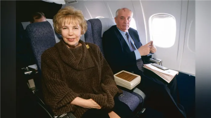 Михаил Горбачёв с женой Раисой