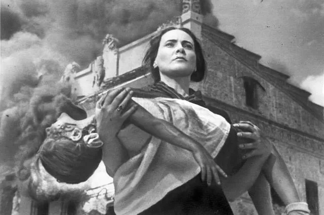 Кадр из фильма «Сталинградская битва». 1949 год. В роли женщины с ребенком — Софья Пилявская.