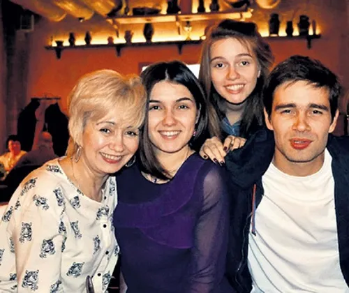 Пётр с семьей: мамой и сестрами Марией и Еленой