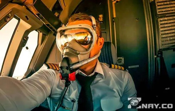 Пилот в кислородной маске