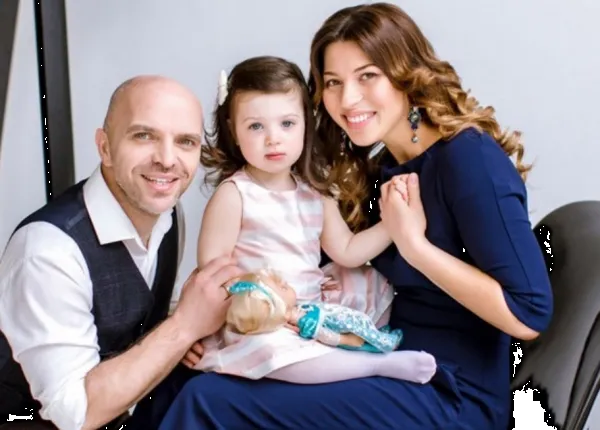 Александр, Наталья и их дочка в семейной фотосессии