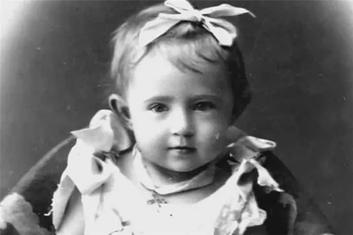 По одной версии, Софья родилась в 1895 году в многодетном семействе цирюльника. Когда родители умерли, ей было всего 4 года