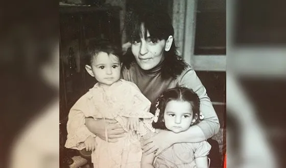 Теона Дольникова в детстве с мамой и сестрой