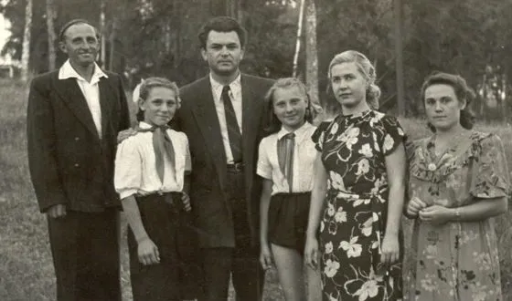 Бондарчук и Макарова в гостях у пионеров (1953 год)