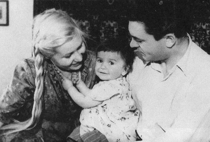 Наталья Бондарчук в детстве с родителями. / Фото: www.kino-teatr.ru