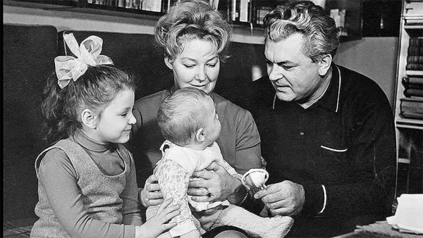 Сергей Бондарчук с женой Ириной и детьми