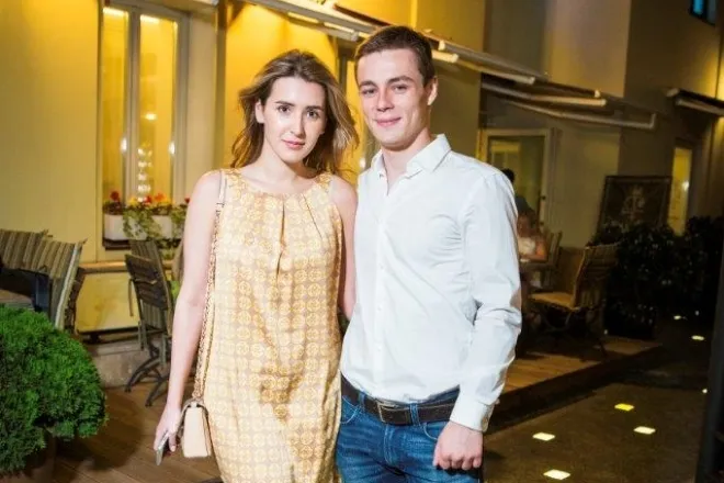 Илья Коробко с девушкой