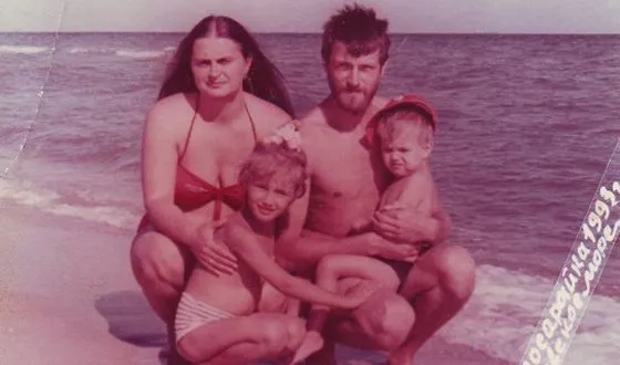 Алена Коломина в детстве с родителями и братом