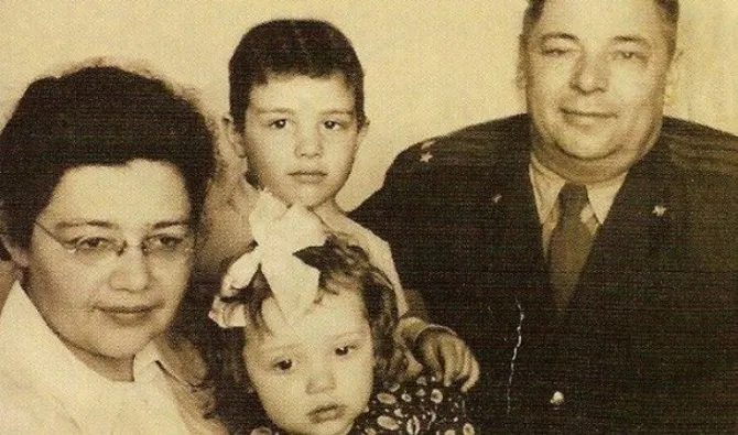 Мария Арбатова в детстве (с родителями и старшим братом)