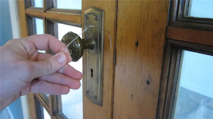 Закрыть дверь снаружи без ключа