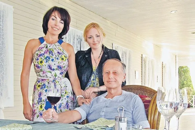 Михаил Задорнов с женой Еленой и дочкой