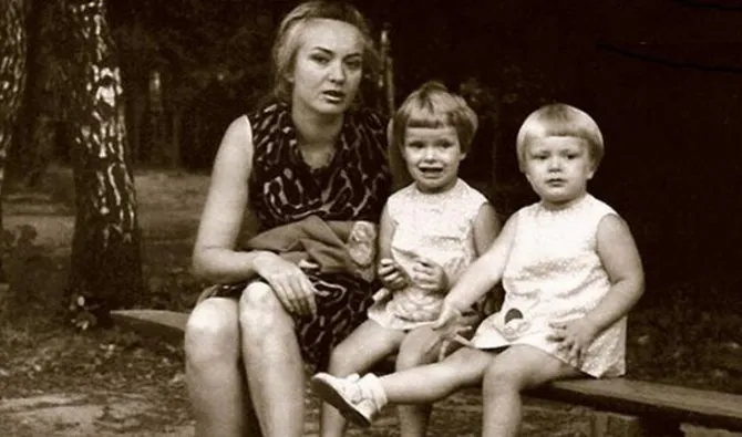 Ольга Копосова (в центре) с мамой и сестрой-близнецом
