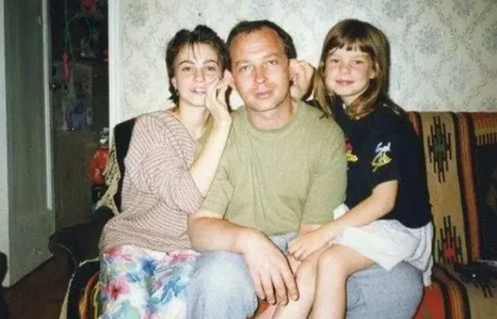 Александра с отцом и его дочерью от второго брака Дарьей | Фото: uznayvse.ru