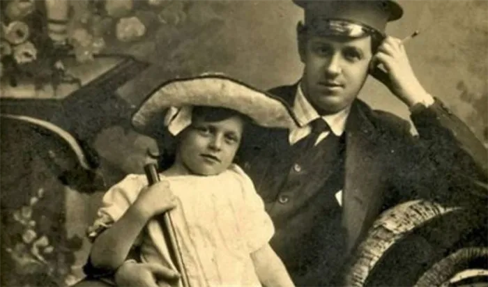 Татьяна Пельтцер в детстве с отцом