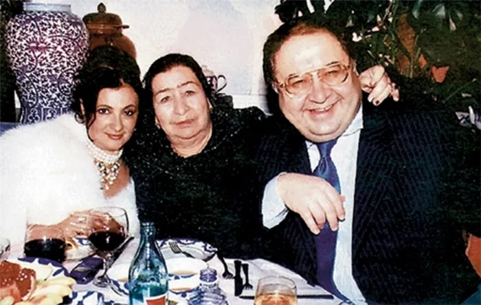 Алишер Усманов с мамой и Ириной Винер