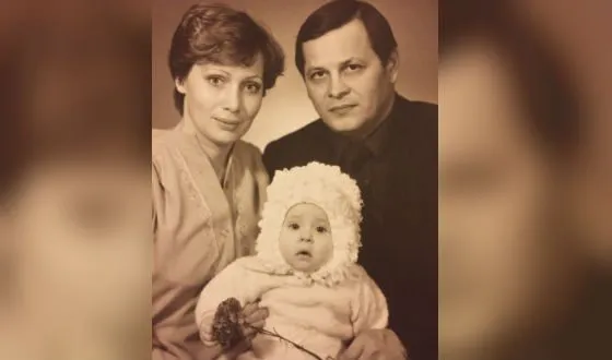 Мария Валешная в детстве (на фото с родителями)