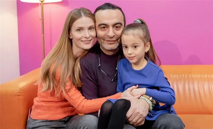 Семейный портрет: Светлана и Джаник с дочерью Полиной