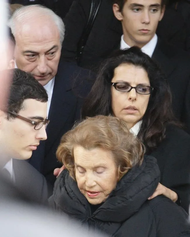 Фото 2. Муж, мать и дети героини на похоронах отца. Источник: d1.static.media.condenast.ru