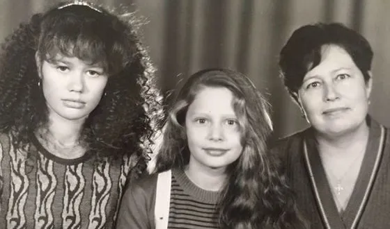 Маленькая Наташа Рудова с сестрой и мамой