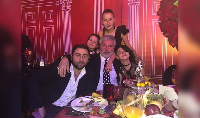 Сосо Павлиашвили с женой и детьми